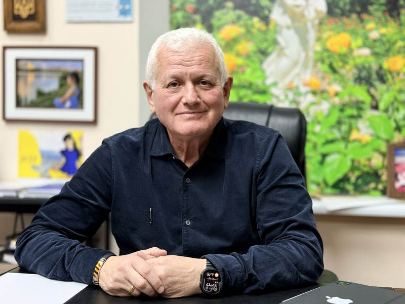 Ректор ХДУ Олександр Співаковський сидить за столом