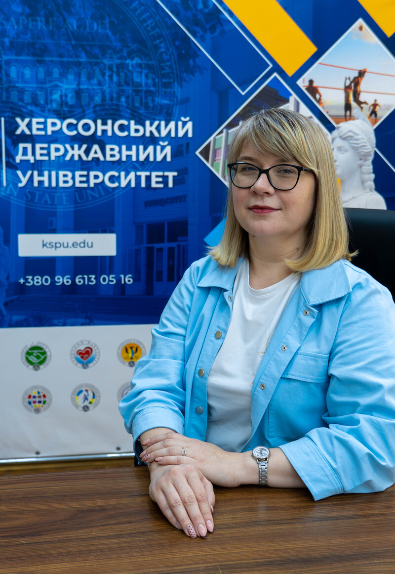 Доцентка ХДУ Наталія Воропай сидить у кадрі