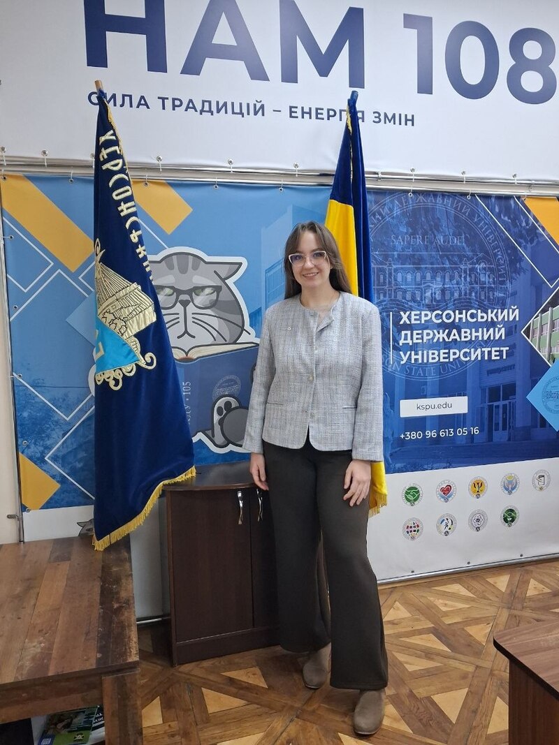 Студентка Анна Стадник позує на повний зріст в аудиторії ХДУ
