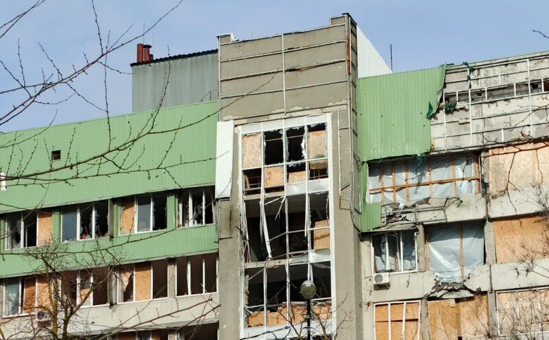 Пошкоджений російськими обстрілами корпус ХДУ