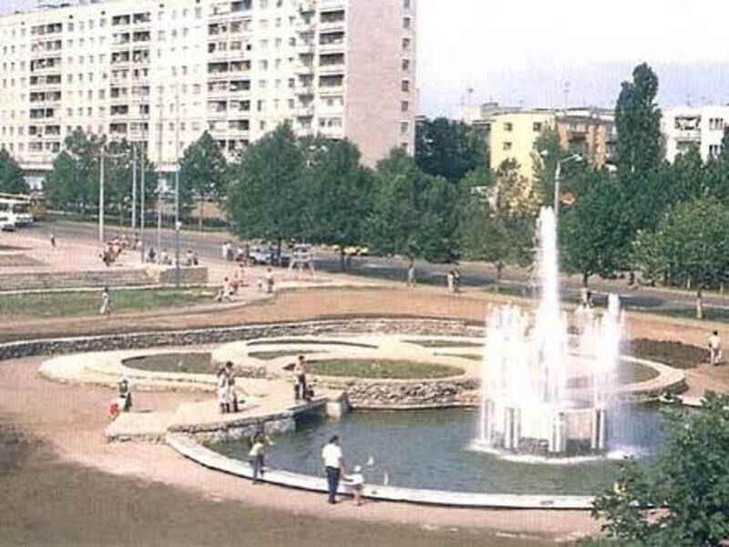 Старе фото Іллічівська радянських часів. Центр міста, біля фонтану гуляють люди