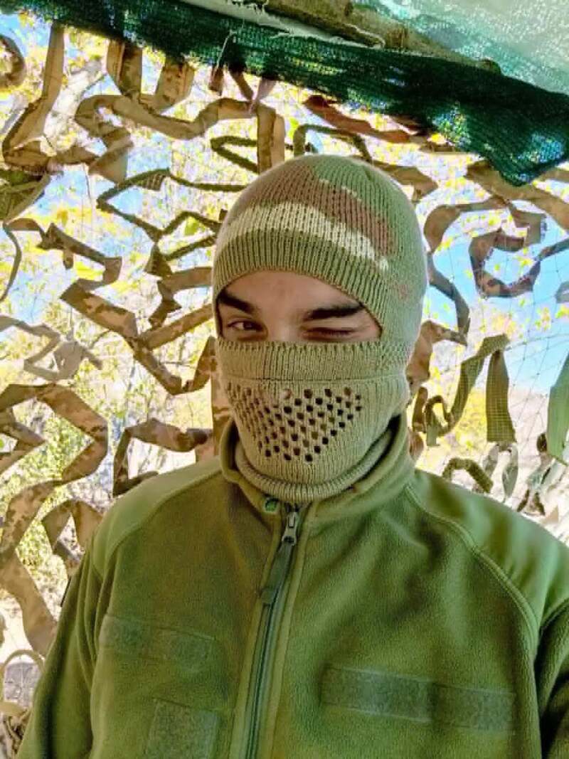 Військовий жартома натягнув балаклаву на обличчя й удає ніндзю