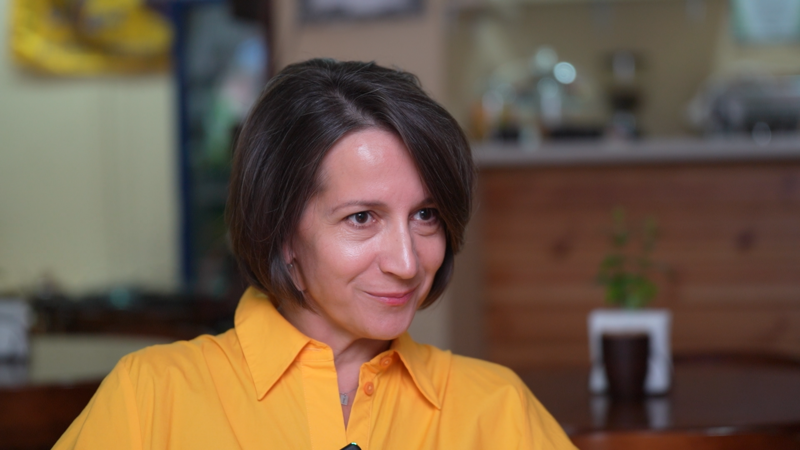 Наталка Ворожбит посміхається