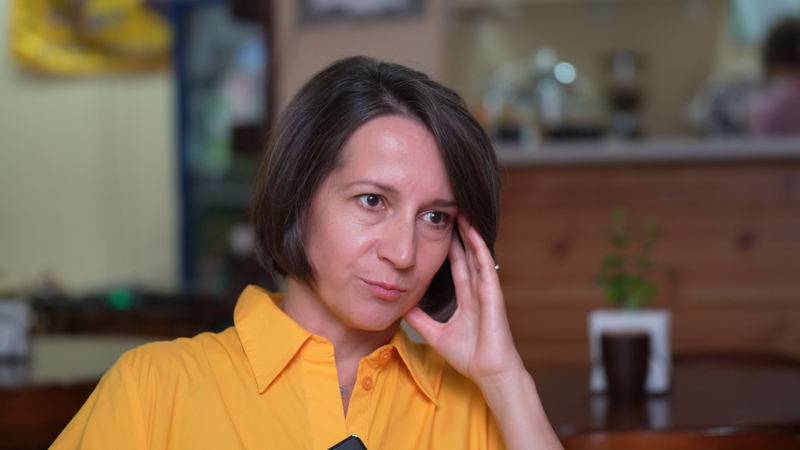 Наталка Ворожбит сидить задумлива, спершися головою на руку