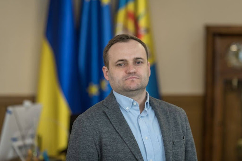 Кулеба на фоні державного прапора