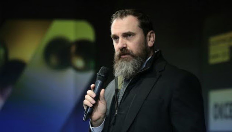 Оксен Лісовий з мікрофоном у руці