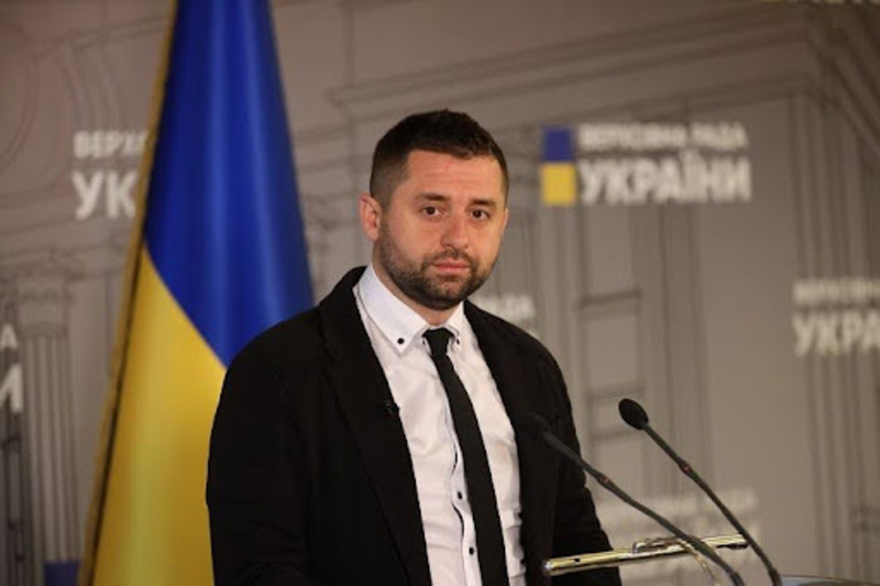 Давид Арахамія перед мікрофоном