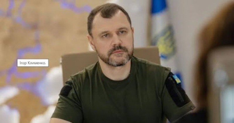 Ігор Клименко сидить за столом