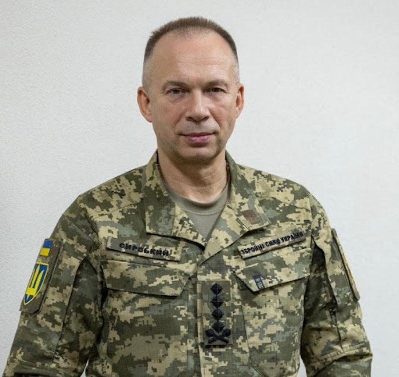 Сирський стоїть у військовій формі