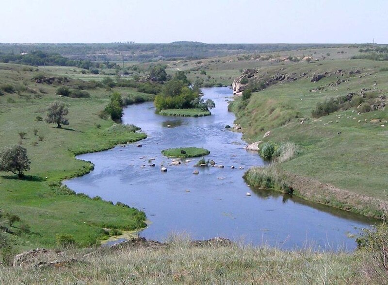 Велика зелена долина, в середині якої тече річка
