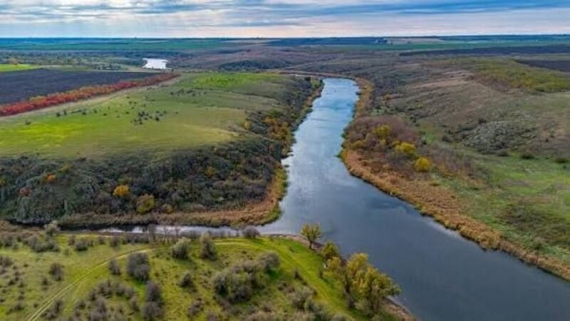 Панорама великої долини. Усередині тече річка, яка розходиться в різні боки
