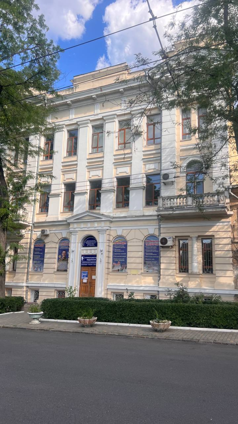 Фасад триповерхового красивого білого будинку