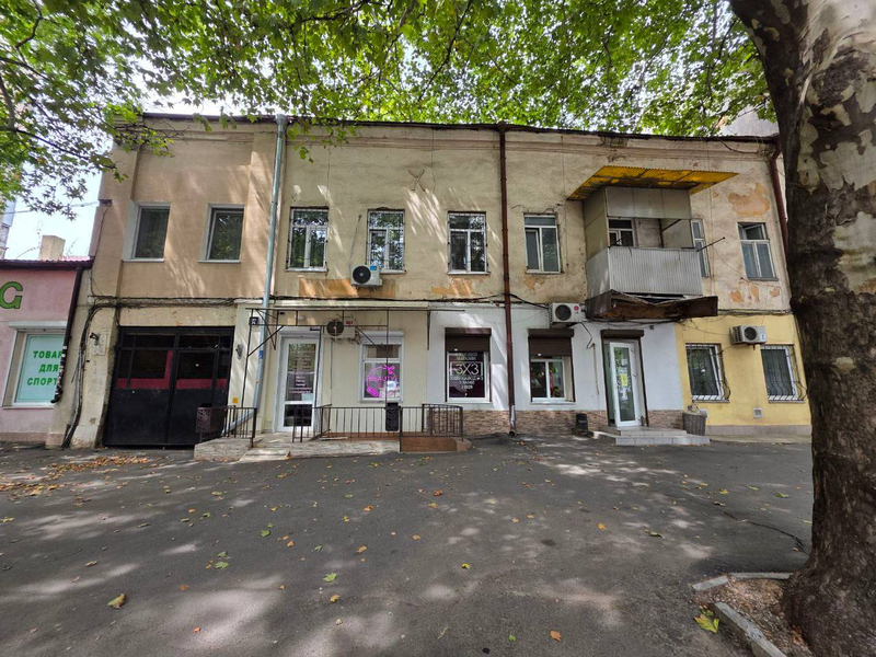 Пересічний старий двоповерховий будинок, типовий для Молдаванки