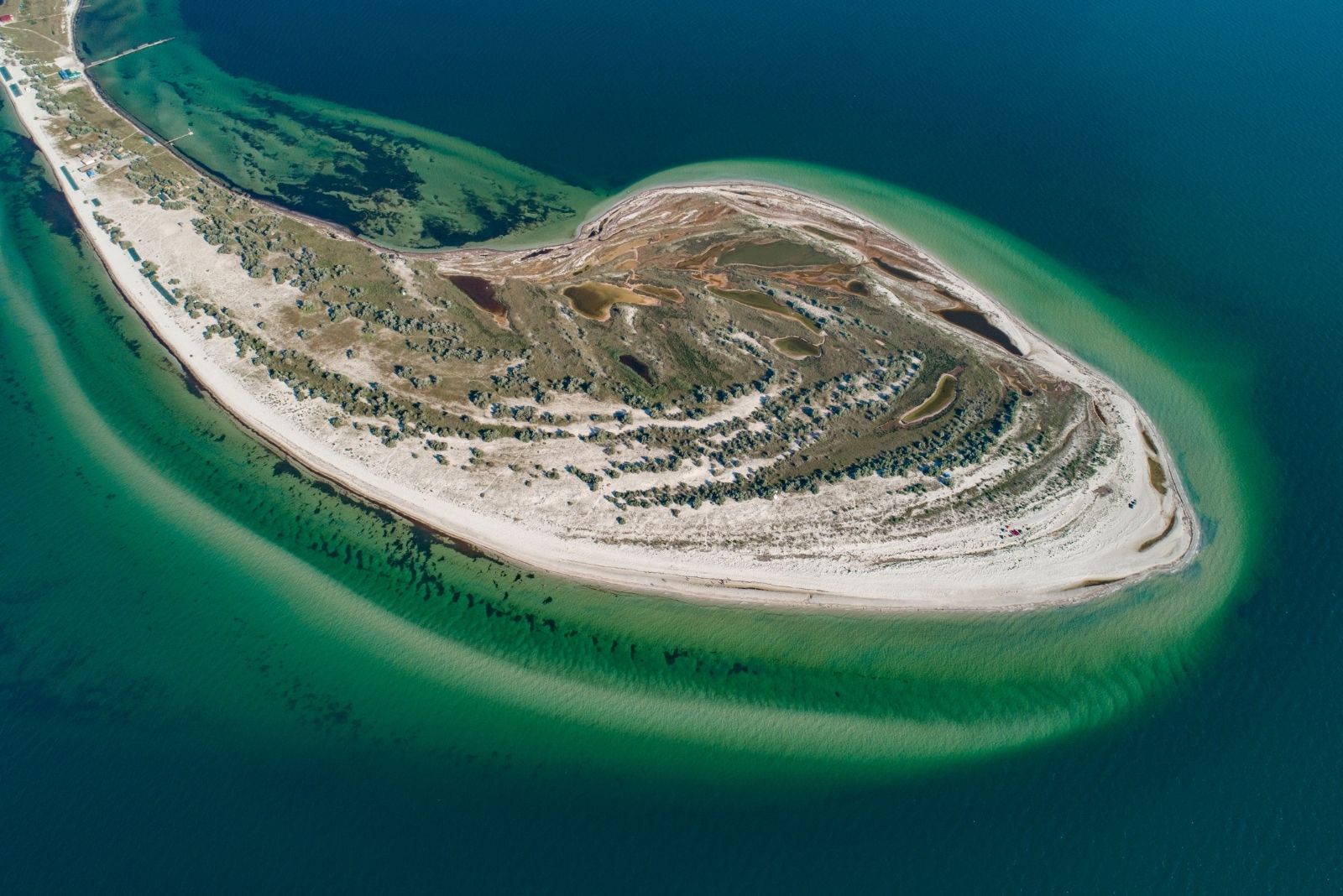 Великий острів посеред води, схожий на кита