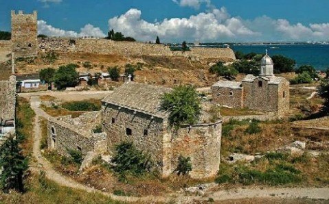 Давні будівлі, частина захисного муру