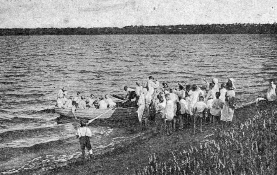 Біля берега купа людей, відпливає човен