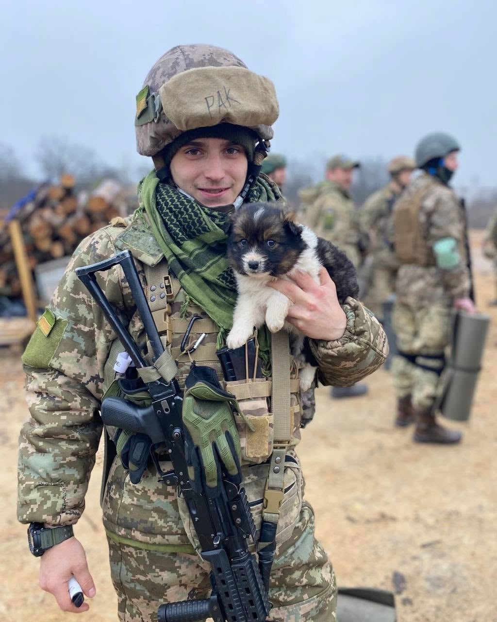 Молодий військовий тримає в руках цуценя