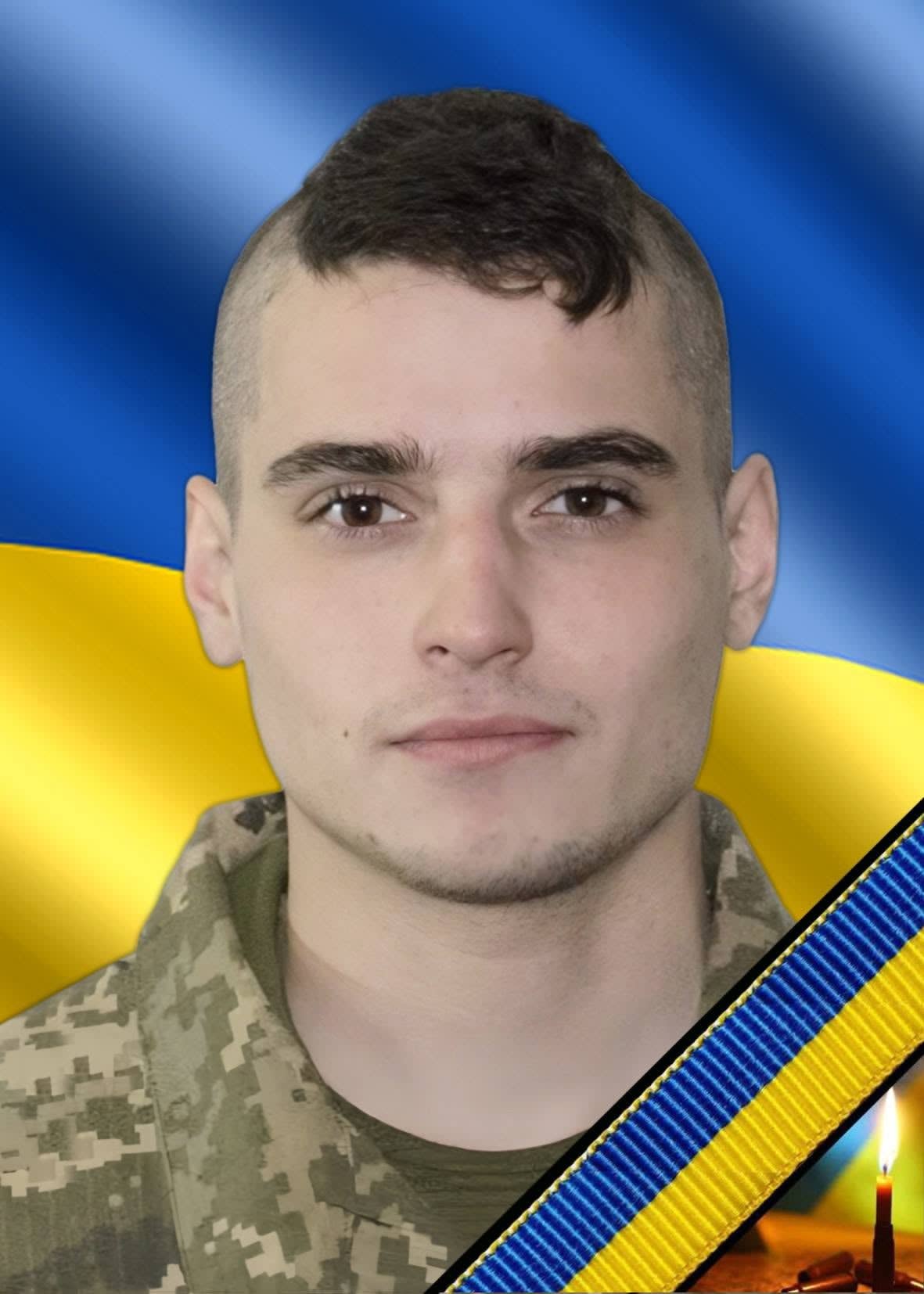Молодий хлопець крупним планом, свічка в правому куті фото