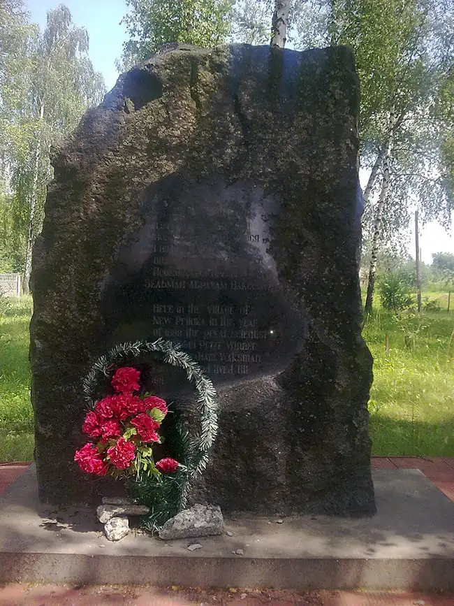 Меморіальна стела, поруч квіти