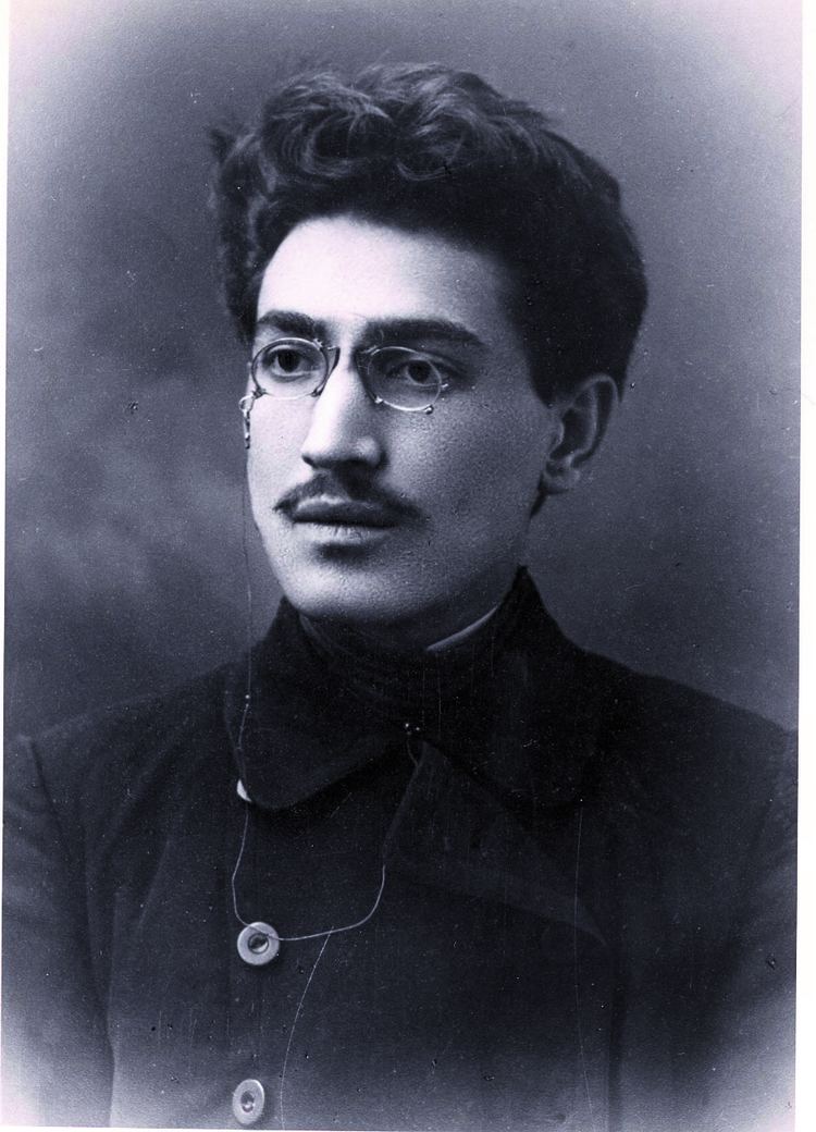 Молода людина в окулярах крупним планом