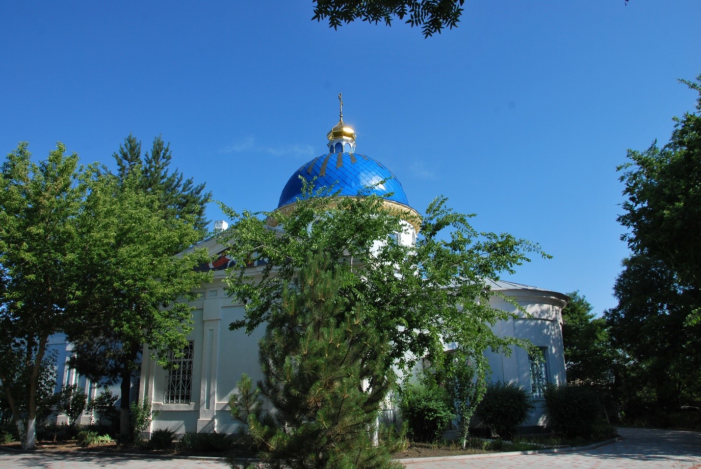 Церква у весняний день