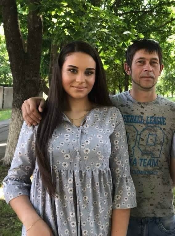 Чоловік обіймає жінку за плечі