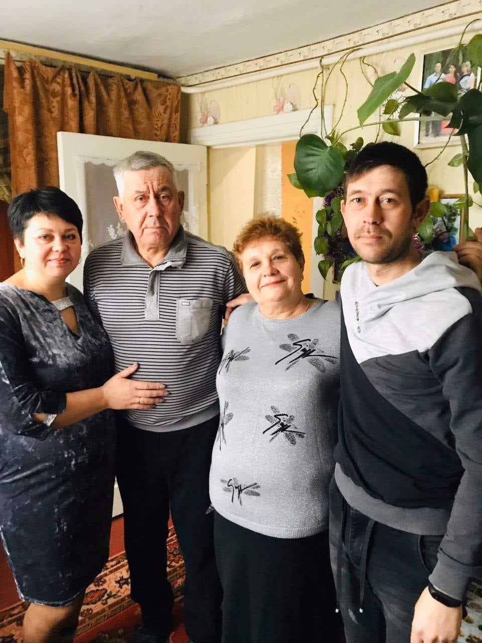 Літні батьки з дітьми середнього віку