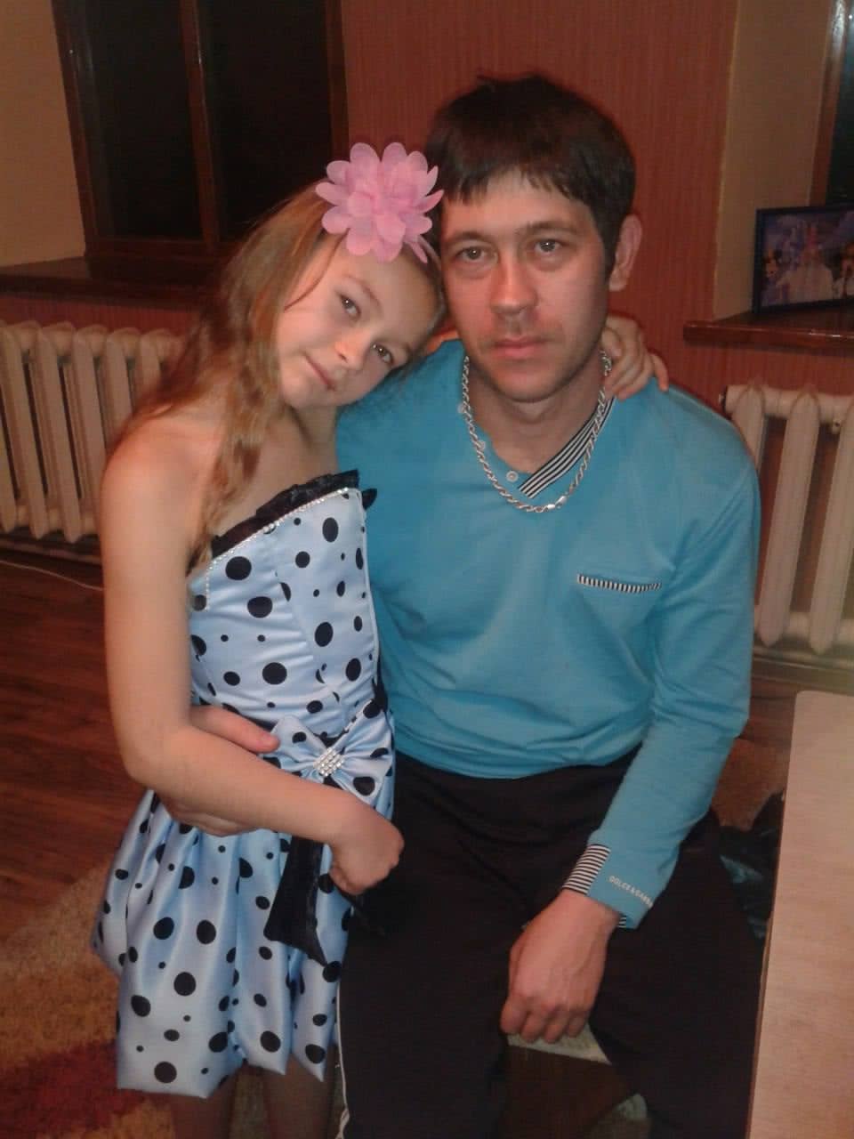 Чоловік обіймає доньку