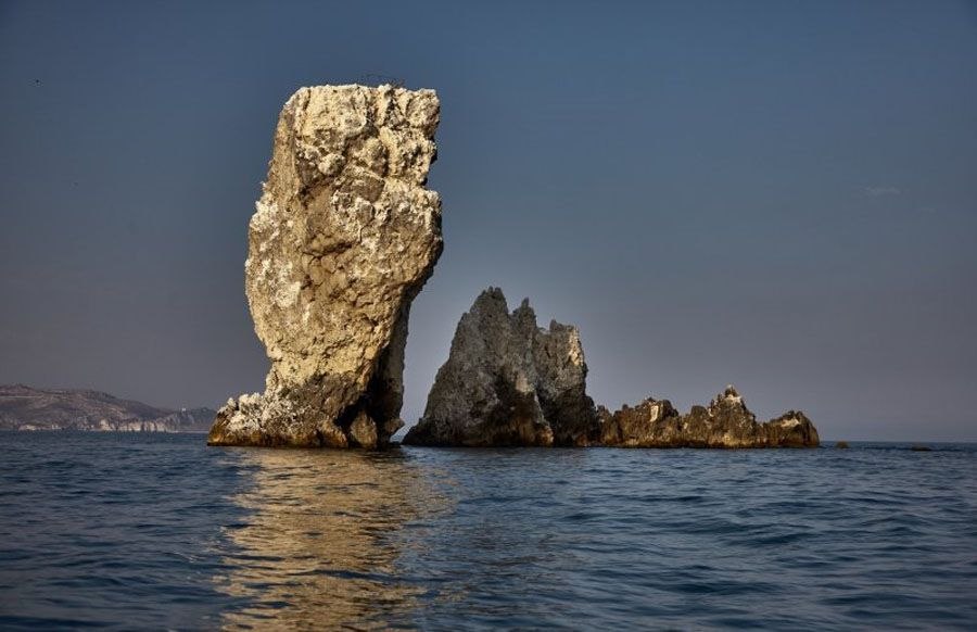 Скелі стирчать у морі