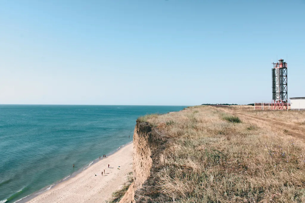 Маяк на плато біля моря
