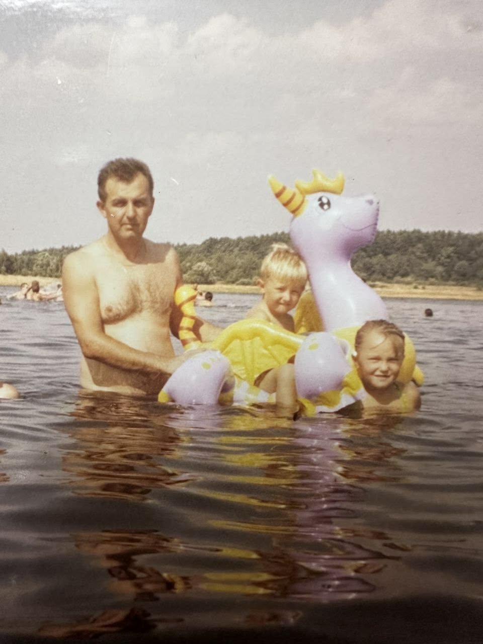Чоловік на морі з дітьми