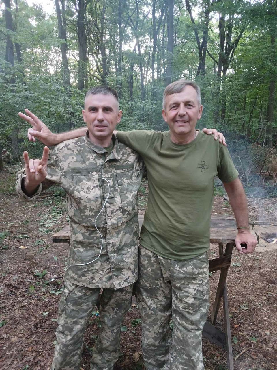 Два військових у лісі