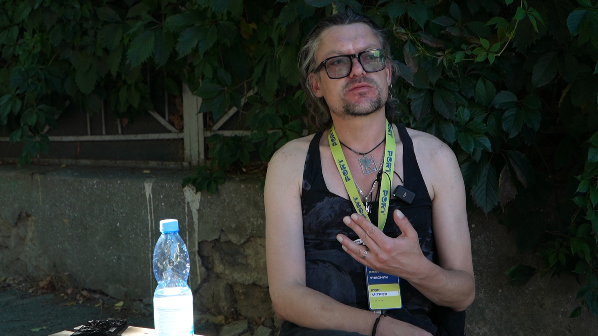 Чоловік сидить і про щось говорить