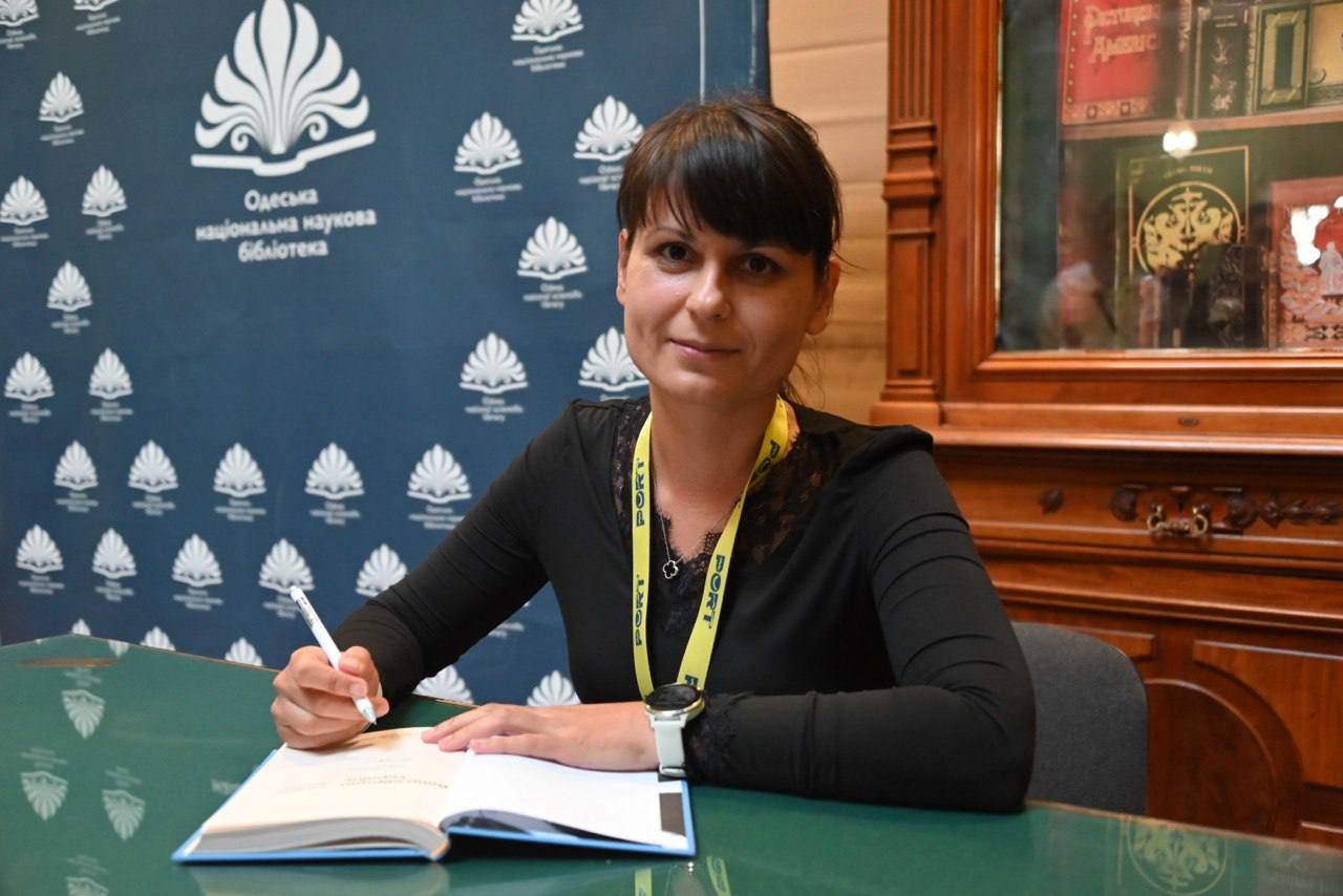 Євгенія Генова підписує примірник книги