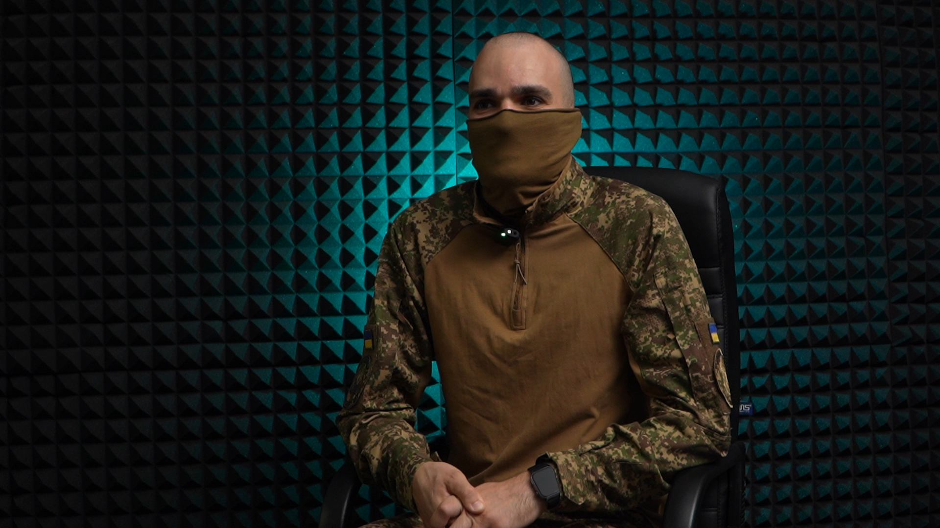 Військовий сидить у балаклаві
