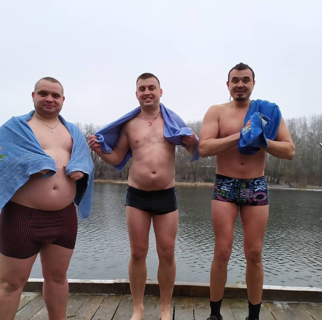 Три хлопці стоять оголені після купання