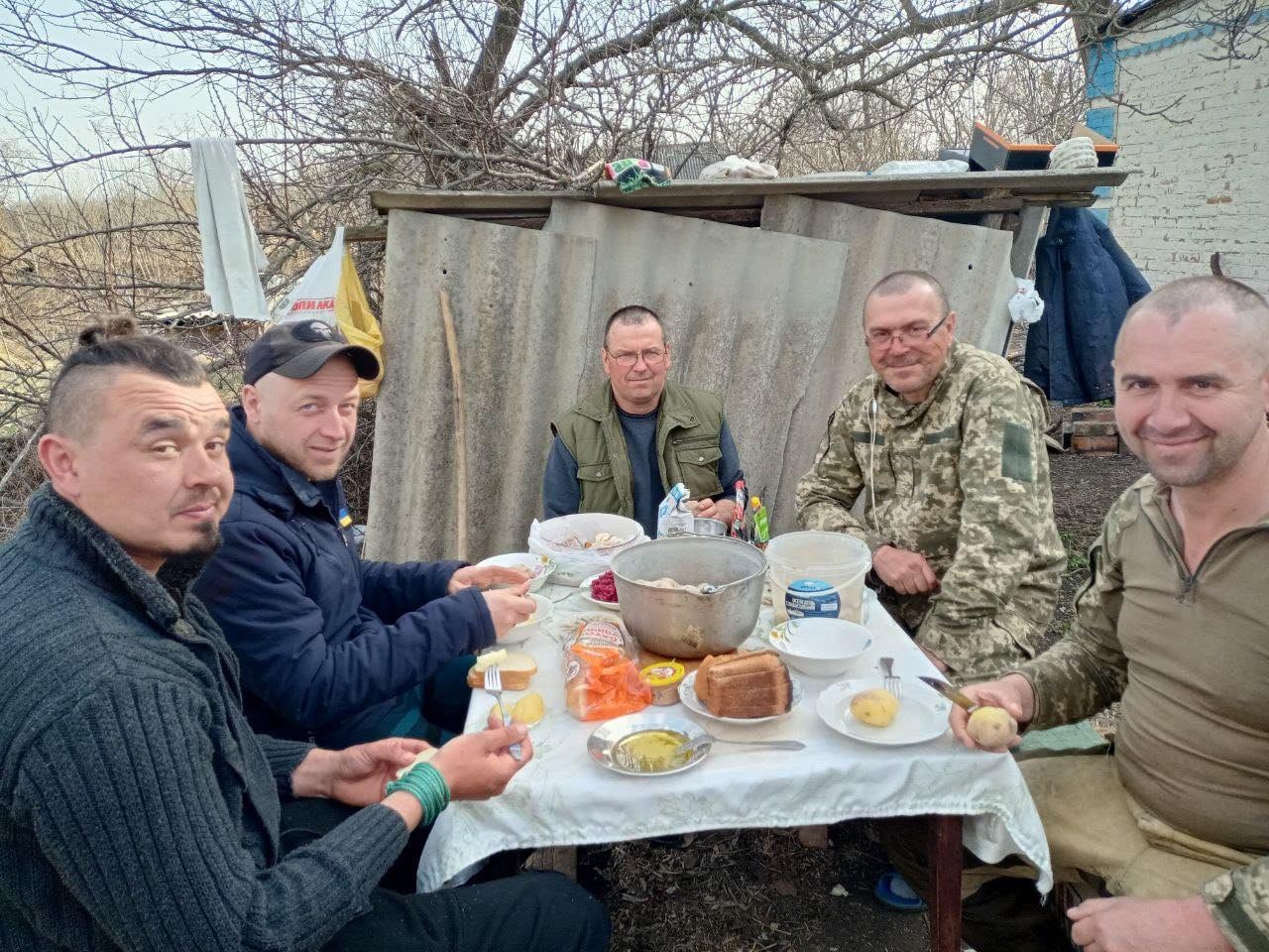 Хлопці сидять обідають за столом