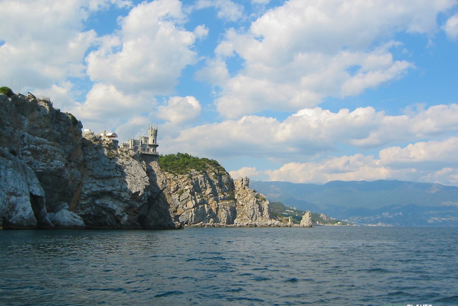 Мис врізається в море