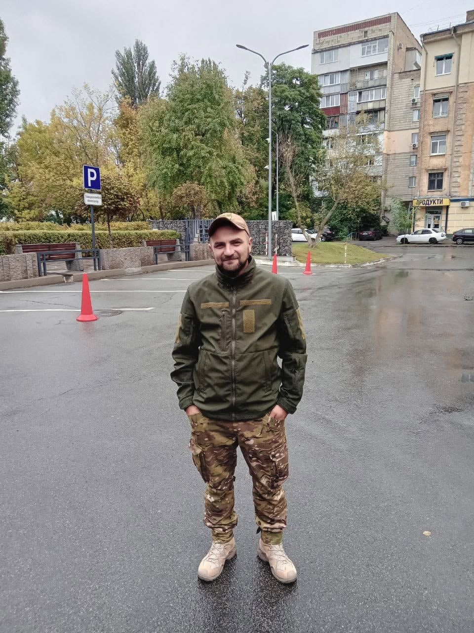 Чоловік у військовій формі усміхається