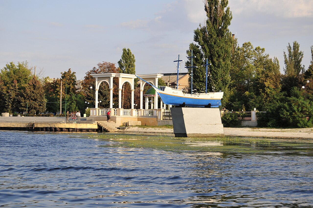 Набережна, пам'ятник у вигляді човна