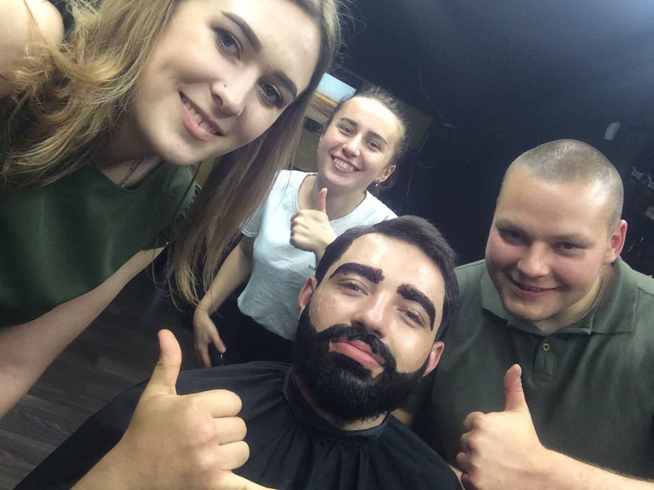Хлопець після гоління й фарбування